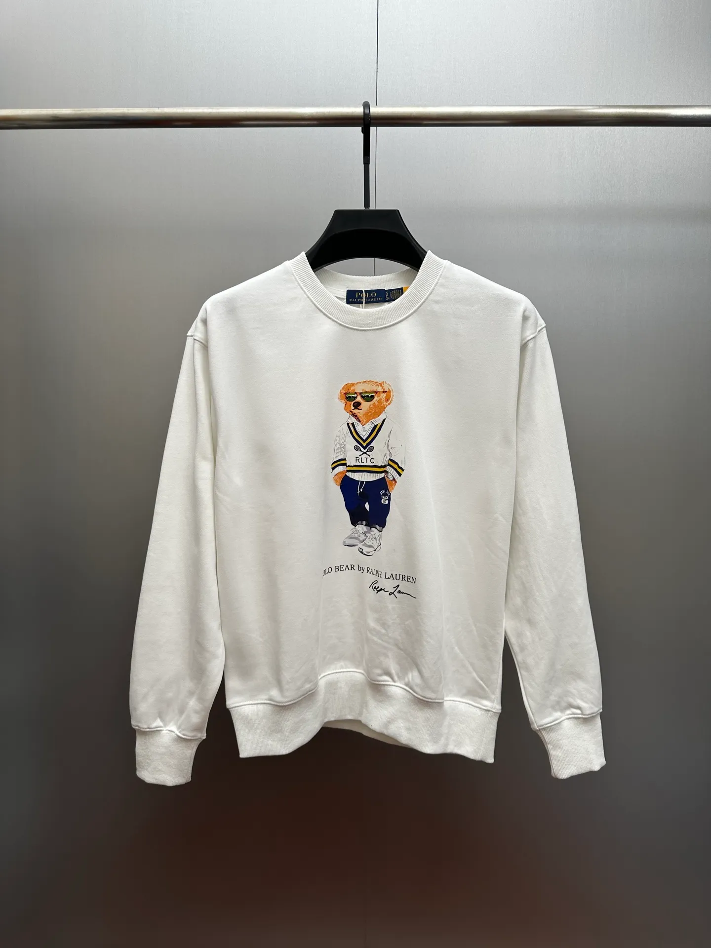 P250 RalphLauren/Ralph Lauren 2025 new autumn and winter bear letter printed terry sweatshirt Ralph Lauren's age-reducing item, the coat fabric is made of 60% cotton➕40% polyester, which not only retains the softness, comfort and breathability of cotton, but also adds the wear resistance and wrinkle resistance of polyester fiber, making the clothes more durable and easy to care for. Even in slightly cooler weather, you won't feel stuffy when wearing it. This kind of fabric has a natural crisp feel and is not easy to pill or deform. The bear on the chest is printed with English letters. It is full of color, full of three-dimensionality, and lifelike, adding a bit of liveliness and interest to the whole sweatshirt. There is no pressure to dress, regardless of age or gender. Complete accessories!  Color: White Size: S M L XL